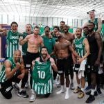 Los jugadores del Coosur Real Betis celebran la permanencia tras vencer al Gran Canaria