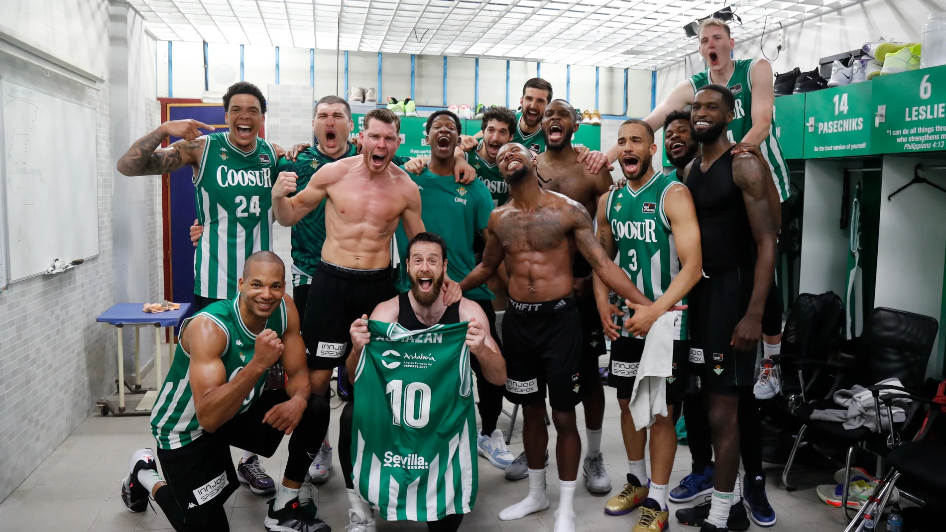 Los jugadores del Coosur Real Betis celebran la permanencia tras vencer al Gran Canaria