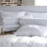 Para una limpieza adecuada, conviene lavar las almohadas de forma regular para eliminar el polvo y los ácaros acumulados