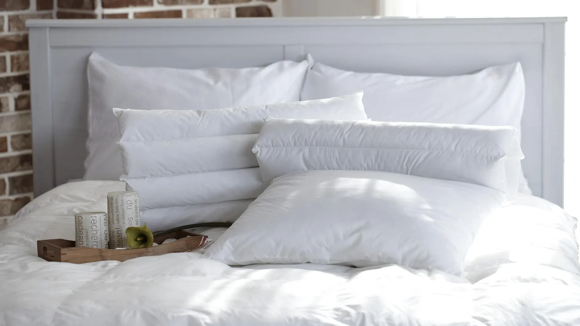 Para una limpieza adecuada, conviene lavar las almohadas de forma regular para eliminar el polvo y los ácaros acumulados