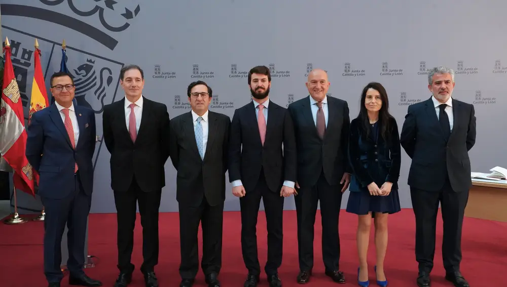 El vicepresidente de la Junta de Castilla y León, Juan García-Gallardo, preside, junto al consejero Jesús Julio Carnero, el acto de toma de posesión de los nuevos altos cargos de la Consejería de la Presidencia