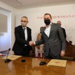El presidente de la Diputación de Zamora, Francisco Requejo, junto al rector Ricardo Rivero, firman el convenio para contratar estudiantes en prácticas