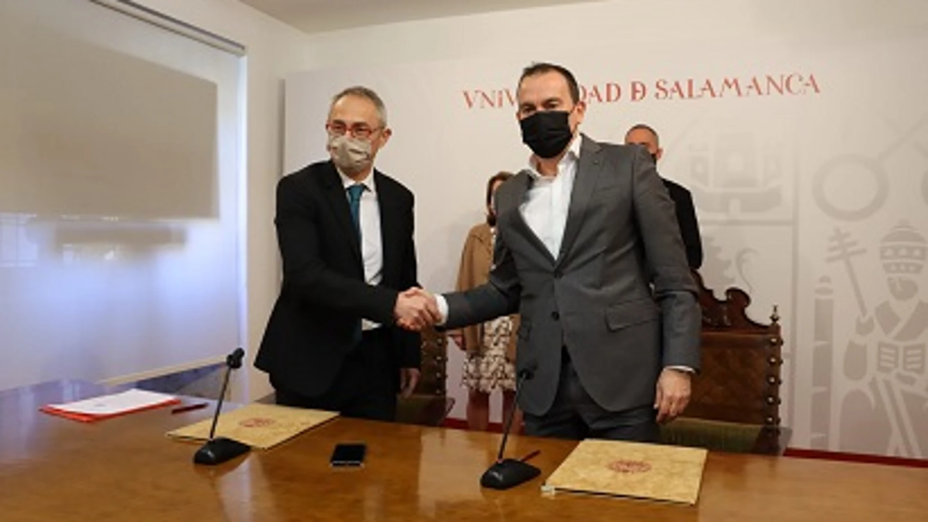 El presidente de la Diputación de Zamora, Francisco Requejo, junto al rector Ricardo Rivero, firman el convenio para contratar estudiantes en prácticas
