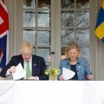 La primera ministra sueca, Magdalena Andersson, y Boris Johnson firman en Harpsund el acuerdo de defensa mutua