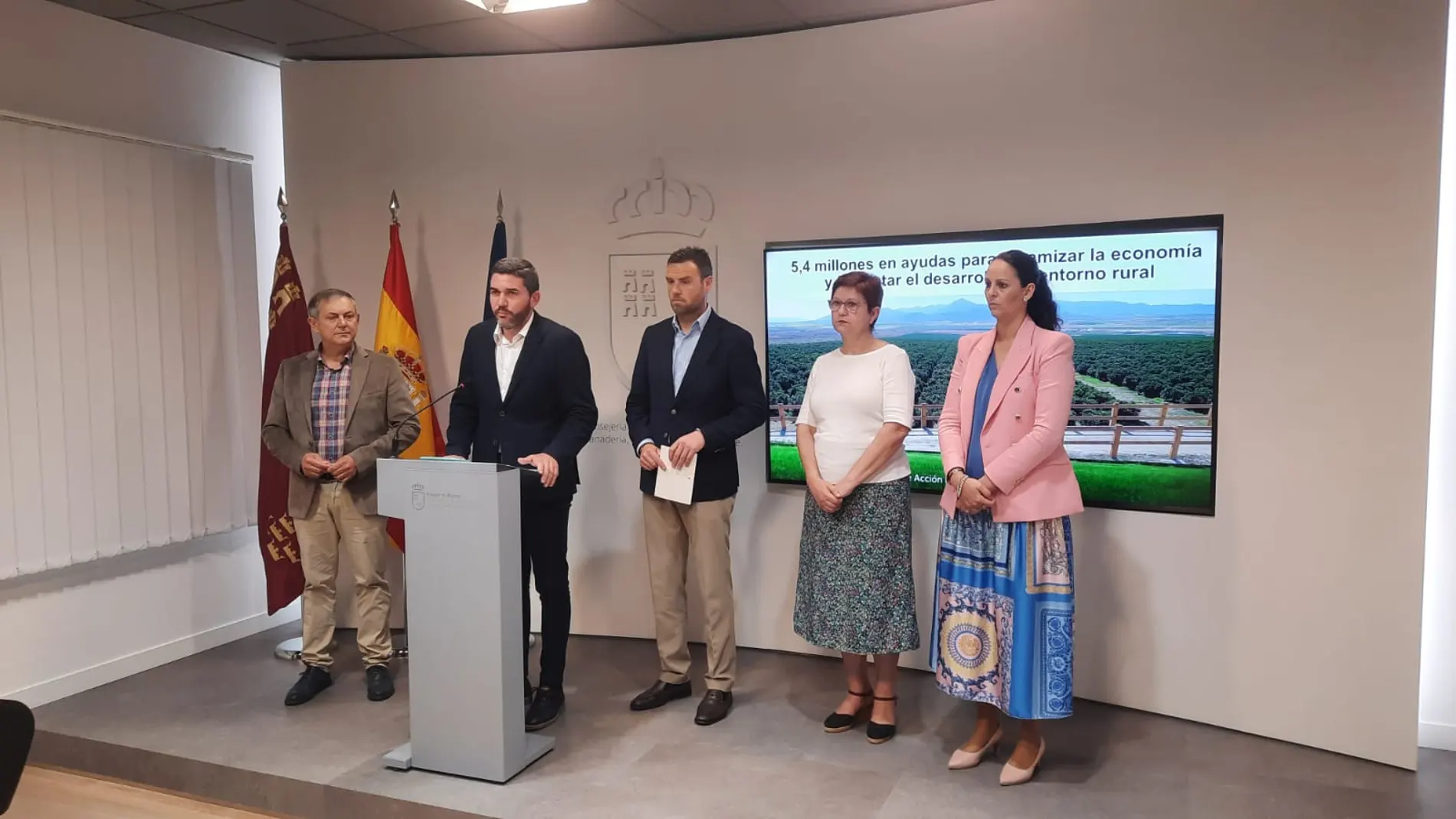 El consejero, acompañado por los alcaldes de Caravaca de la Cruz, Jumilla, Fuente Álamo y Ojós, representantes de los cuatro Grupos de Acción Local.