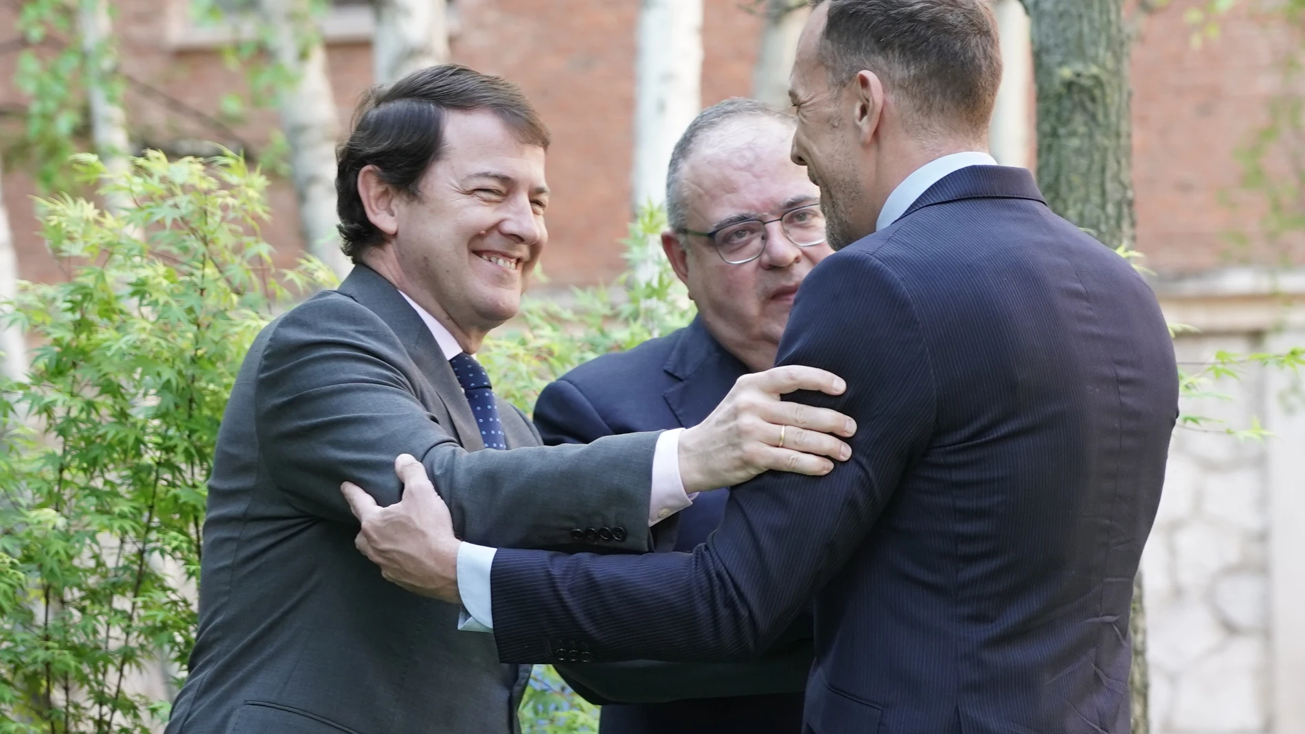 El presidente de Castilla y León, Alfonso Fernández Mañueco, saluda a su nuevo jefe de Gabinete, Héctor Palencia, en presencia del consejero de Sanidad, Alejandro Vázquez