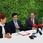 (IaD)La representante del parque tecnológico de la UVa, María Villahoz; el responsable de la inciciativaCYL-HUB, Emilio Corbacho; el alcalde de Palencia, Mario Simón; y el CEO de Roams, Ignacio Delgado, presentanlas jornadas del CYL-HUB