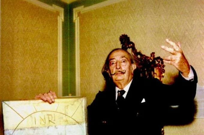 Salvador Dalí, junto a su obra recién apodada como "Lost wax"