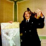 Salvador Dalí, junto a su obra recién apodada como "Lost wax"