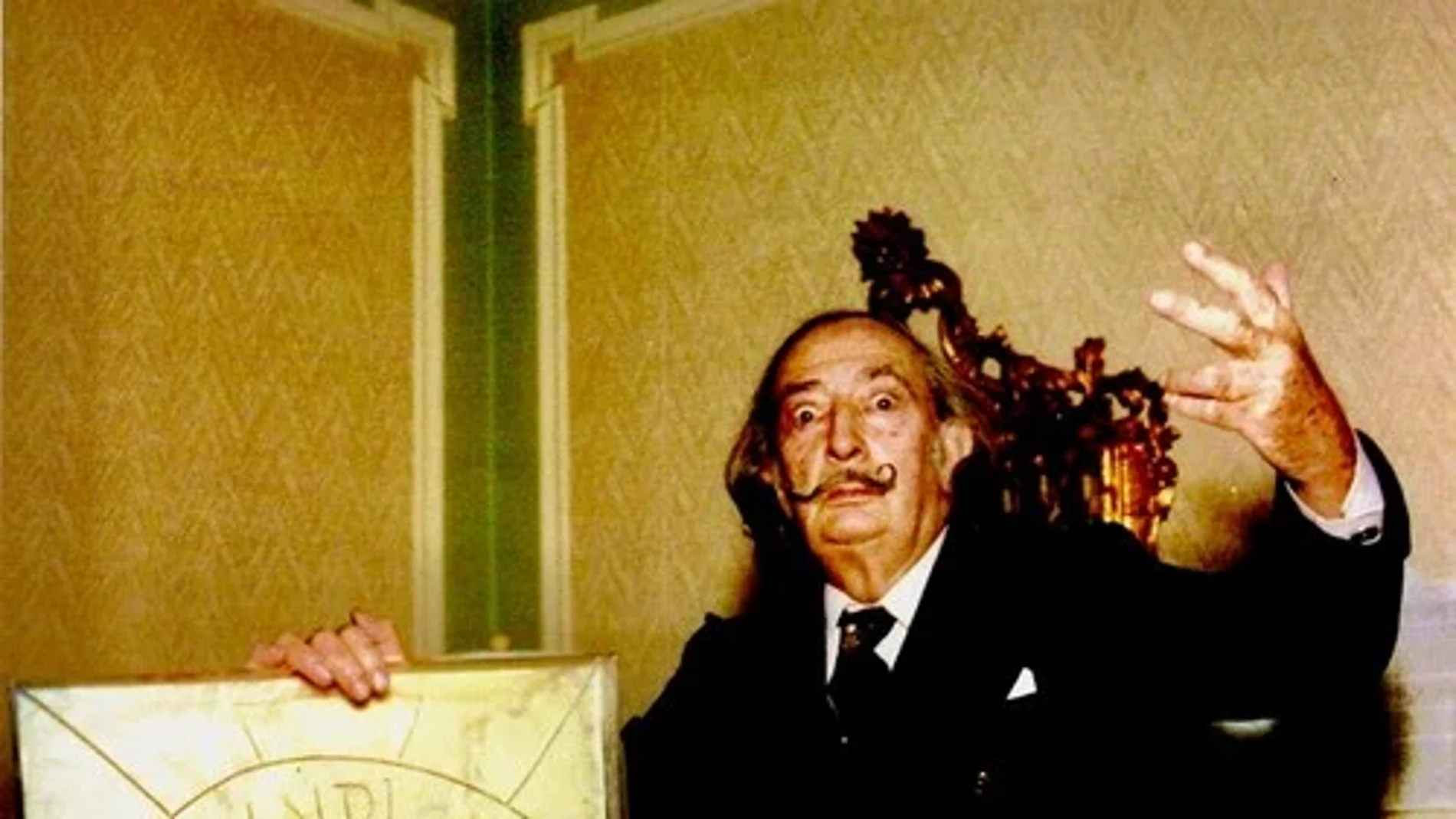 Salvador Dalí, junto a su obra recién apodada como "Lost wax"