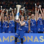 Jugadoras del Perfumerías Avenida celebran la consecución del titulo de liga tras derrotar en el segundo partido a Valencia Basket en el encuentro que han disputado hoy jueves en el pabellón de la Fuente de San Luis de Valencia