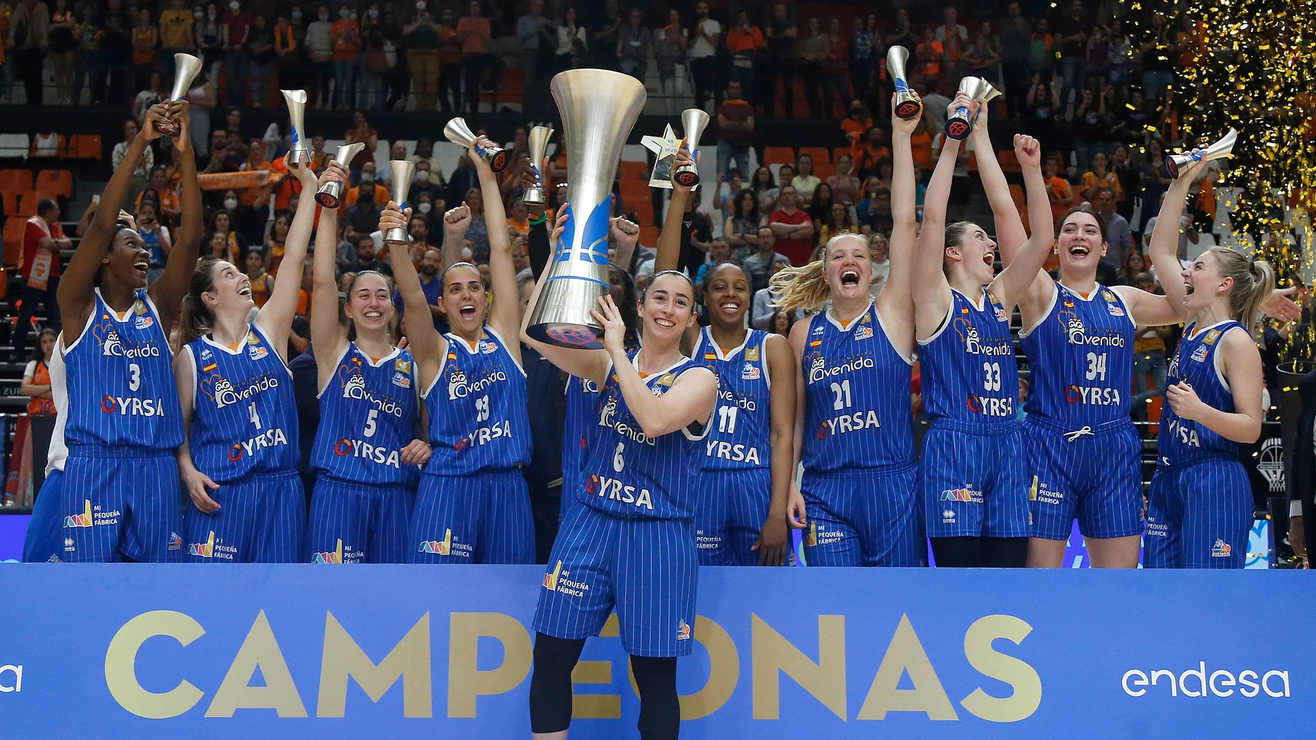 Jugadoras del Perfumerías Avenida celebran la consecución del titulo de liga tras derrotar en el segundo partido a Valencia Basket en el encuentro que han disputado hoy jueves en el pabellón de la Fuente de San Luis de Valencia