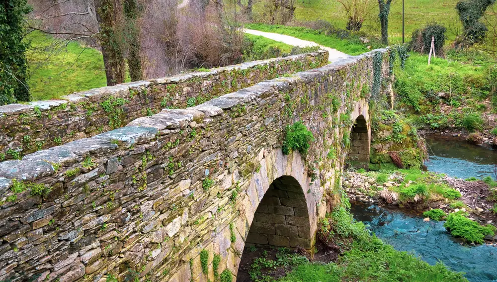 Puente medieval a las afueras de Sarria