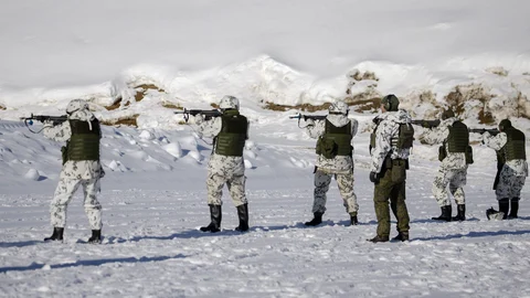 Los reservistas de la Brigada Karelia disparan con balas reales durante el ejercicio de defensa local Etel'-Karjala 22, al sureste de Finlandia, el 9 de marzo de 2022