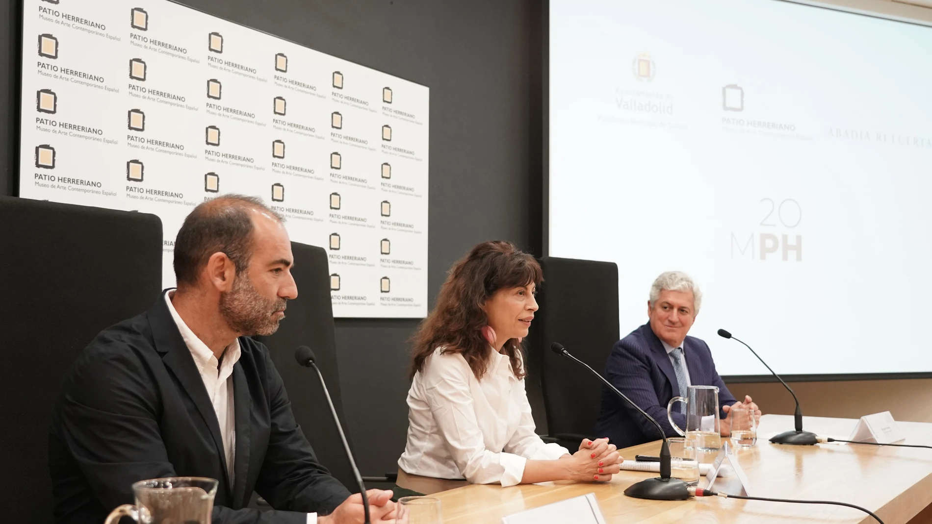 La concejala de Cultura y Turismo del Ayuntamiento de Valladolid, Ana Redondo; el CEO de Abadía Retuerta, Enrique Valero, y el director del Museo Patio Herreriano, Javier Hontoria, firman un convenio de colaboración con motivo del 20 aniversario del centro museístico