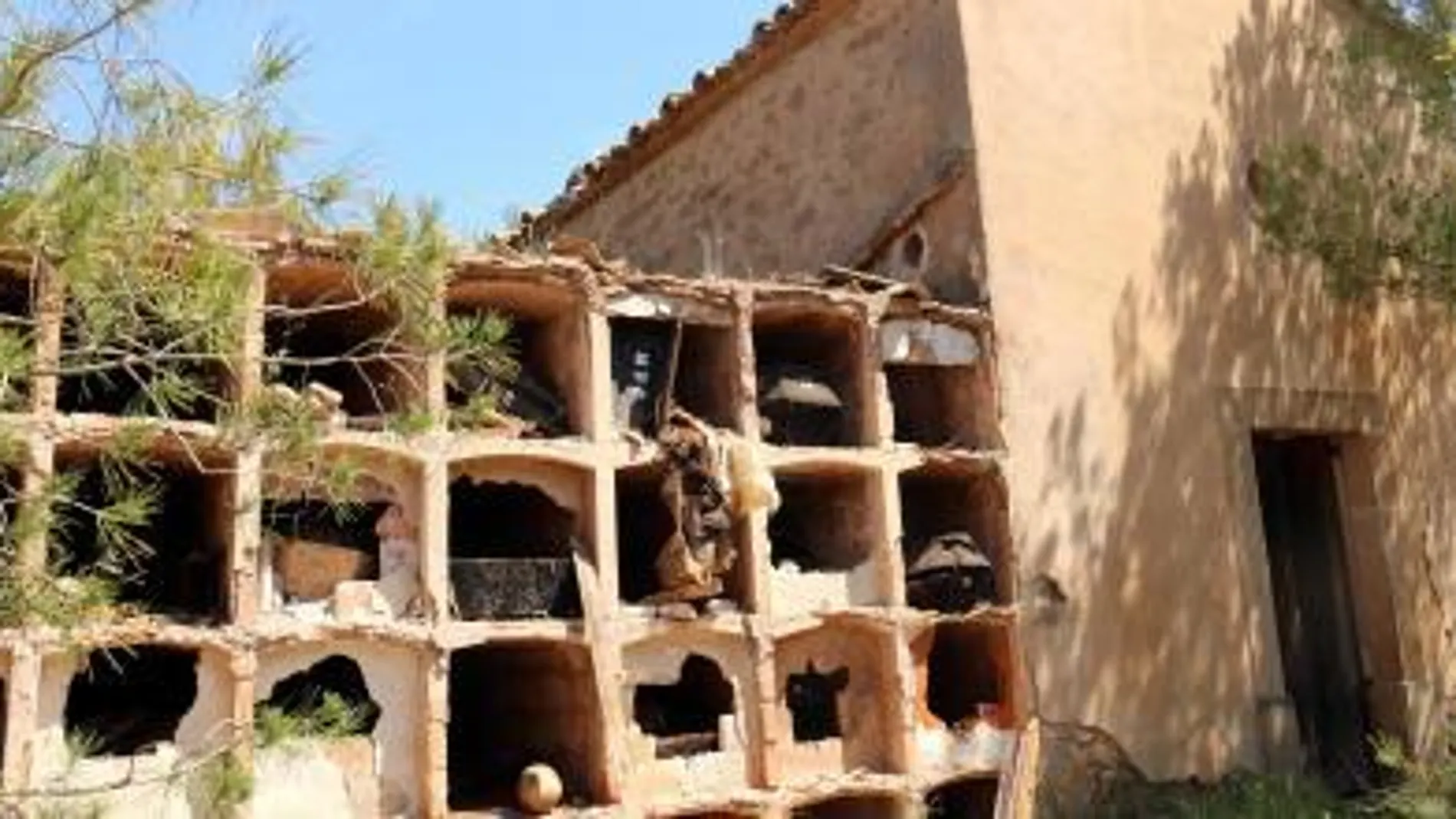 El cementerio profanado