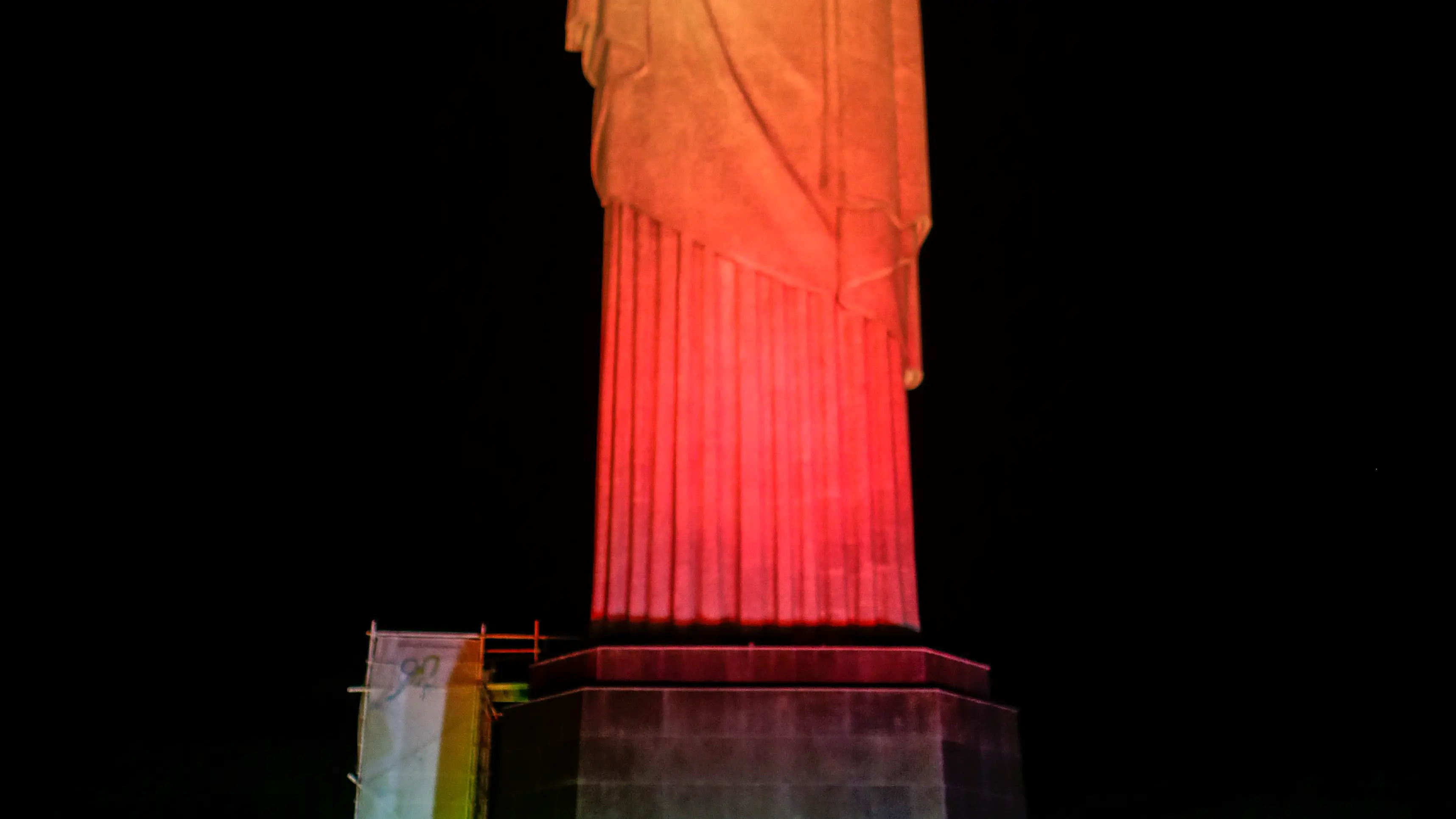 Personas observan al Cristo Redentor en Río de Janeiro (Brasil). En la cima del cerro Corcovado, el Cristo Redentor de Río de Janeiro le ha tendido este martes la mano al Cristo del Otero de Palencia, en un acto que ha hermanado a dos representativos monumentos de la religiosidad de España y Brasil