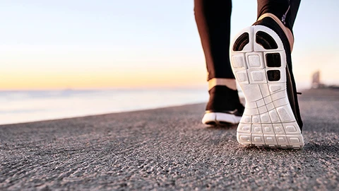 Es preferible invertir un poco más de dinero y de tiempo en encontrar las zapatillas ideales para nosotros, que comprar las primeras que encontremos | Fuente: Freepik