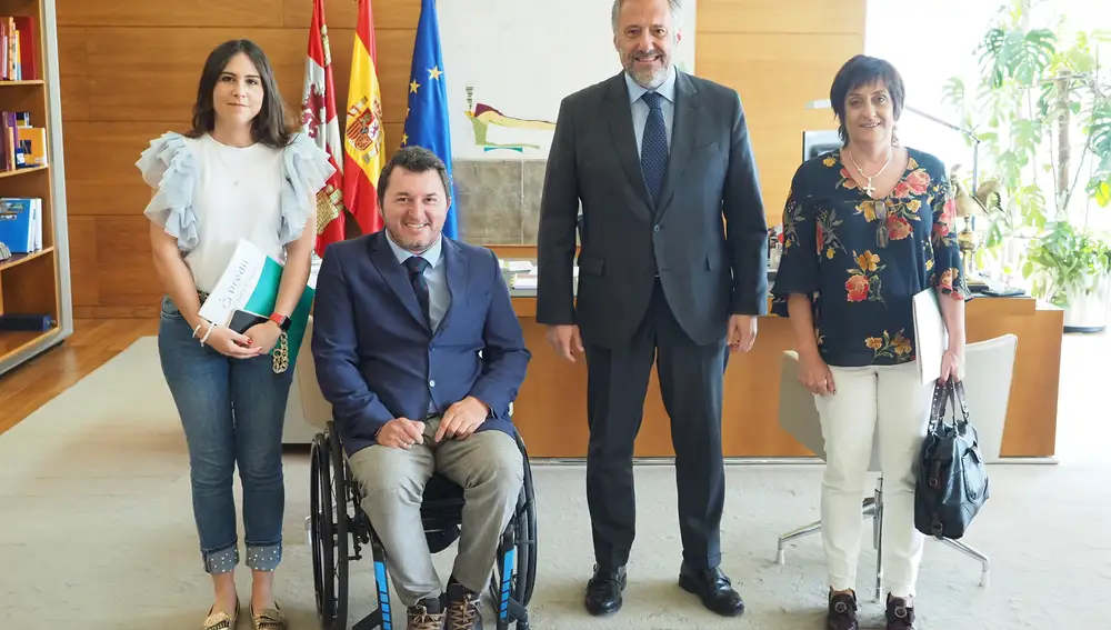 El presidente de las Cortes, Carlos Pollán, se ha reunido esta mañana con el presidente de Predif, Fran Sardón.