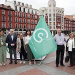 El presidente de la AECC de Valladolid, Artemio Domínguez, participa en una cuestación de la Asociación Española contra el Cáncer en la Plaza Mayor de Valladolid, junto a varios concejales