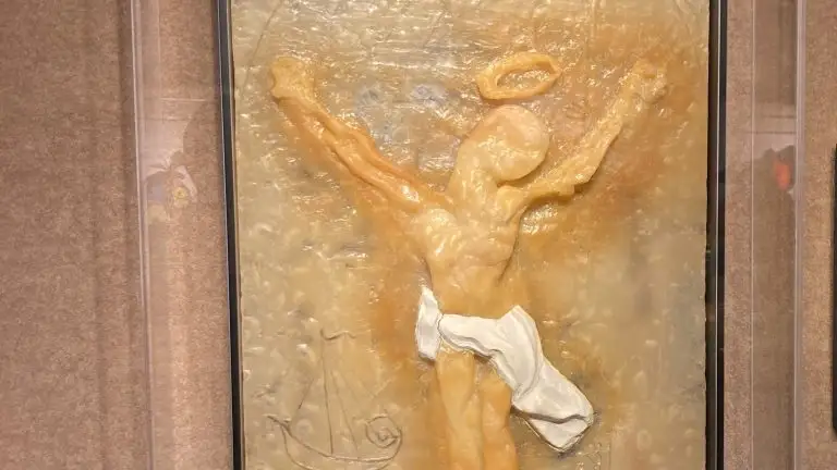 El crucifijo de cera de Salvador Dalí se expone en Hawai tras 40 años desaparecido
