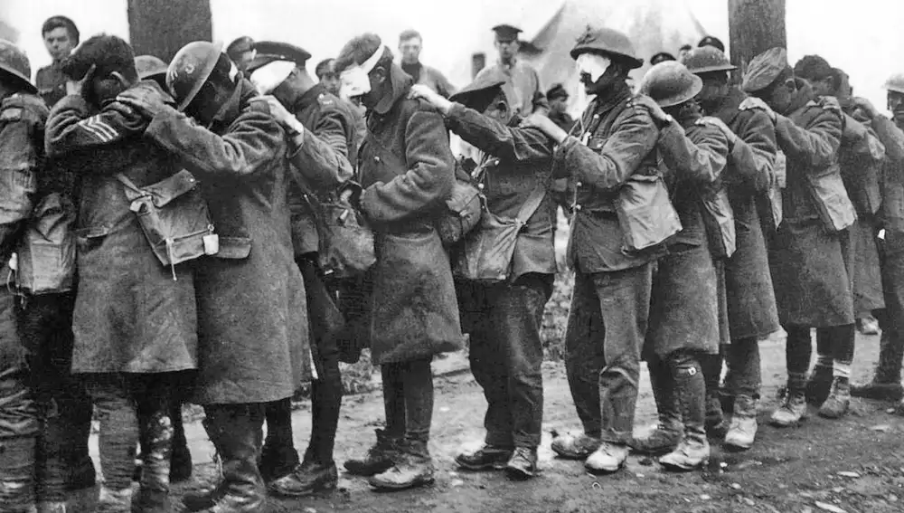 Soldados de la división 55 del Ejército británico cegados tras exposición a gas mostaza en 1918.
