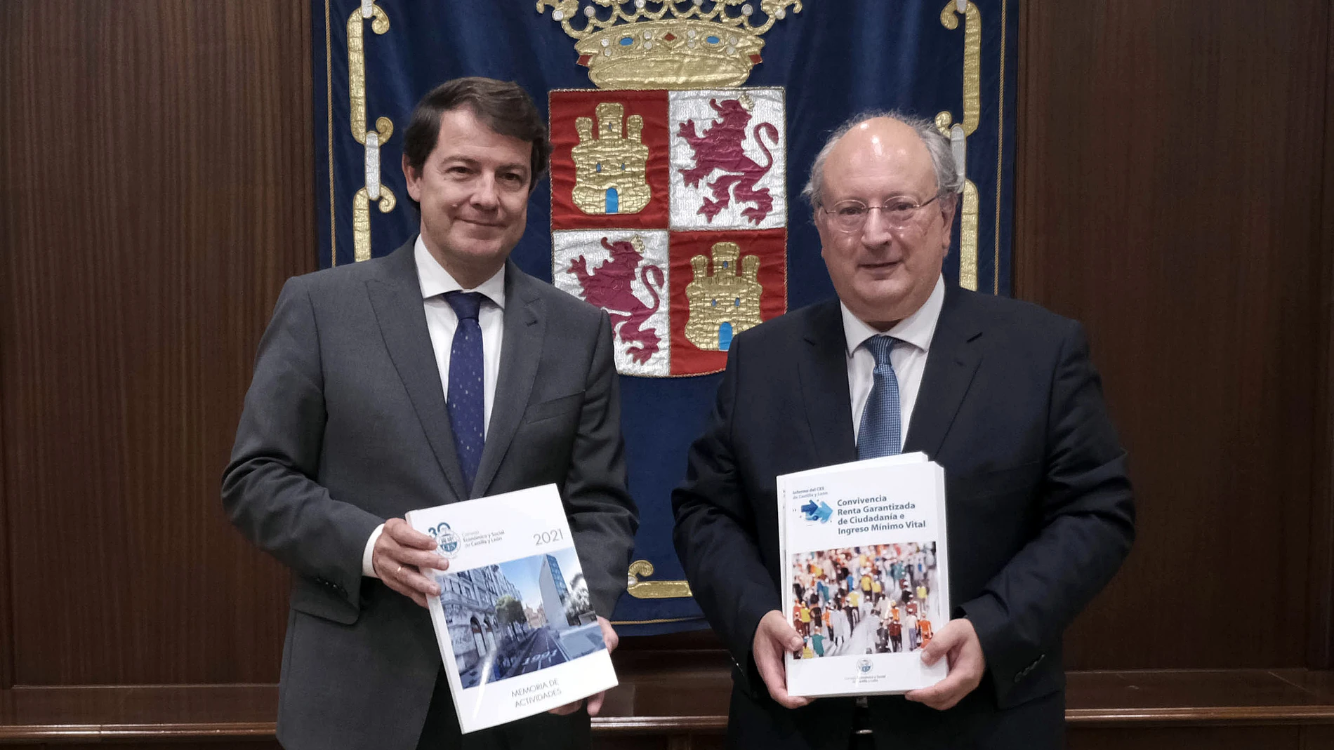 El presidente de la Junta, Alfonso Fernández Mañueco, recibe al presidente del CES, Enrique Cabero, quien le entrega el informe de la entidad del 2021