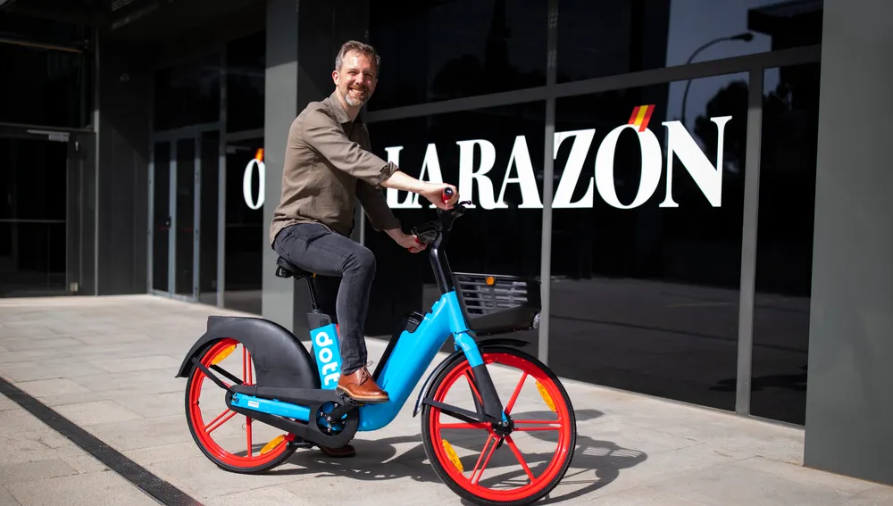 Entrevista al Cofundador de Dott, empresa de movilidad personal eléctrica, Maxim Romain. Fotos junto a una bicicleta eléctrica desarrollada por su empresa.