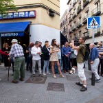 Vecinos de la zona de la Calle Santa Isabel se concentran para manifestar su inconformidad con la cantidad de rodajes cinematográficos y publicitarios que se realizan en la zona y los inconvenientes que les supone en su día a día.