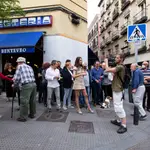 Vecinos de la zona de la Calle Santa Isabel se concentran para manifestar su inconformidad con la cantidad de rodajes cinematográficos y publicitarios que se realizan en la zona y los inconvenientes que les supone en su día a día.