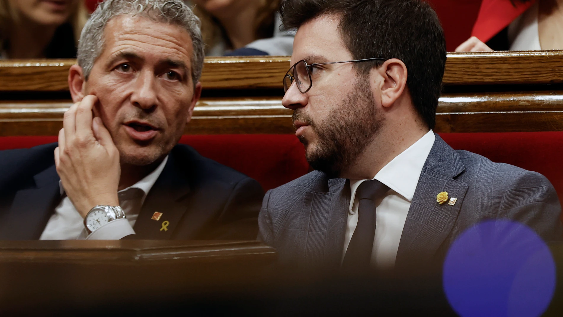 El presidente de la Generalitat, Pere Aragonès, junto al conseller de Educación, Josep González-Cambray en el pleno del Parlament
