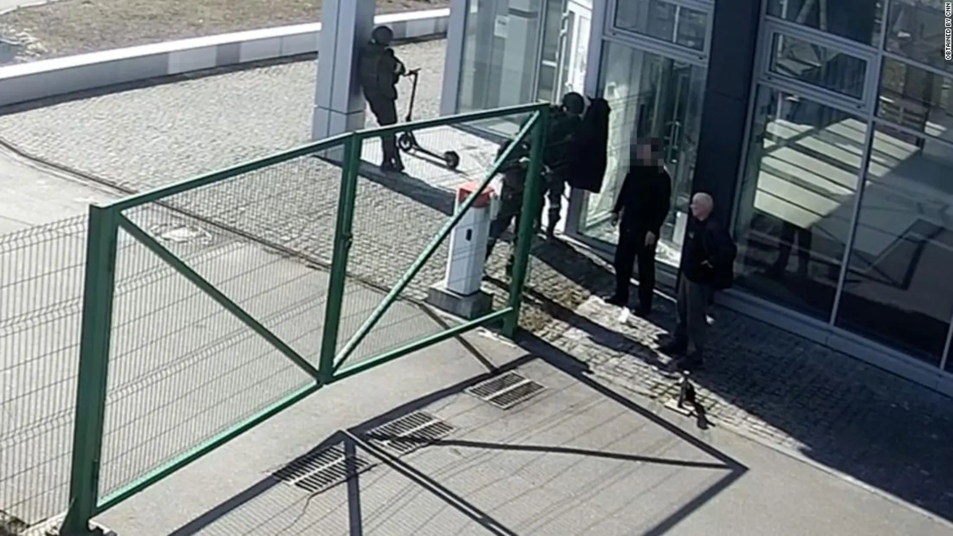 Captura del vídeo en el que dos soldados rusos disparan a dos civiles en Kiev