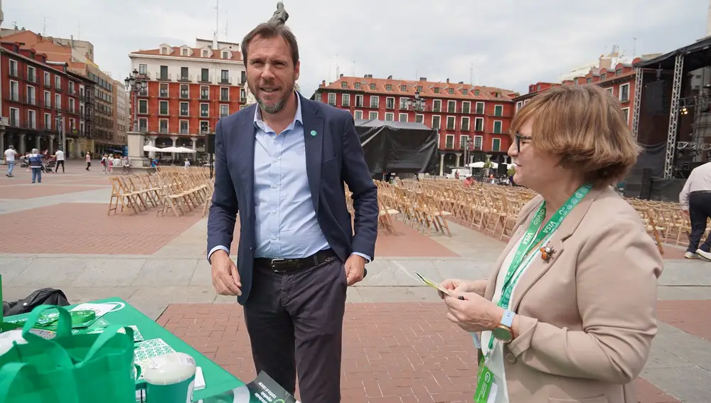 El alcalde de Valladolid, Óscar Puente, participa en la cuestación de la AECC