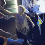 La cantante sueca Cornelia Jakobs celebra su pase a la final en la segunda semifinal del Festival de Eurovisión en Turín