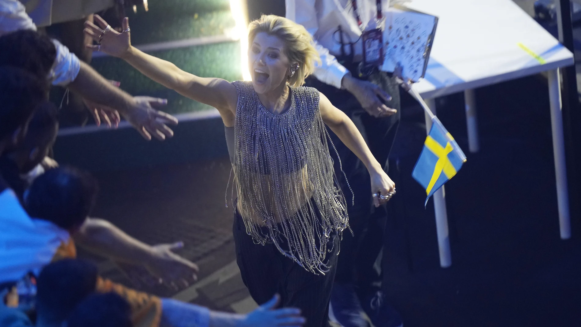 La cantante sueca Cornelia Jakobs celebra su pase a la final en la segunda semifinal del Festival de Eurovisión en Turín