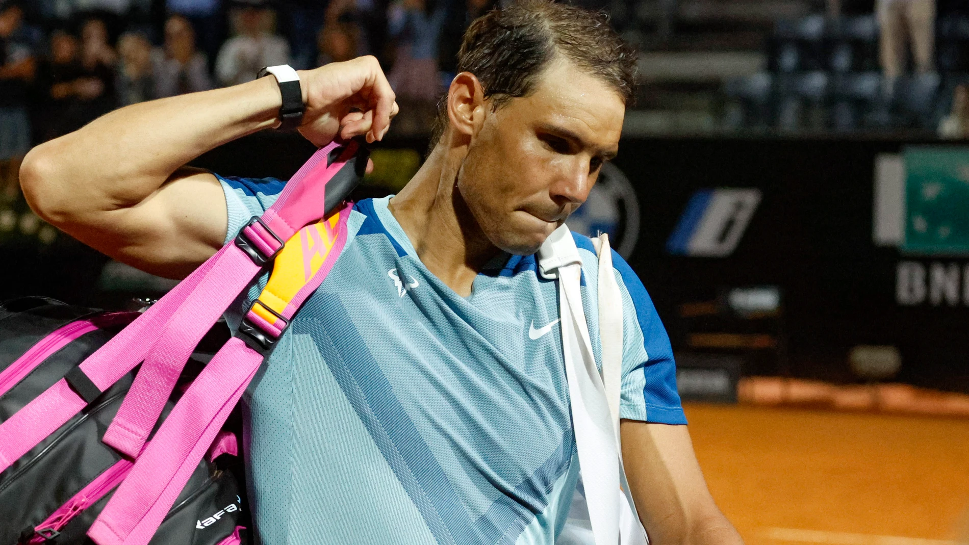 Rafa Nadal se marcha de la central de Roma tras caer en octavos ante Shapovalov