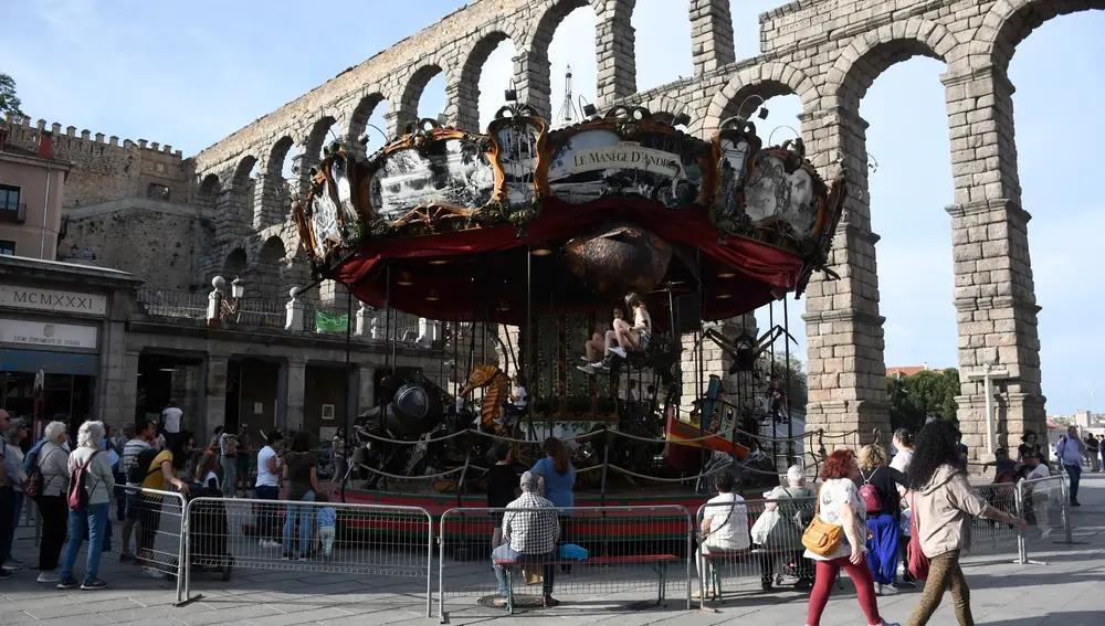 - Vista del Carrusel d'Andrea a los pies del Acueducto de Segovia, instalado con motivo de la trigésimo sexta edición del Festival Internacional de Títeres de Segovia 'Titirimundi',