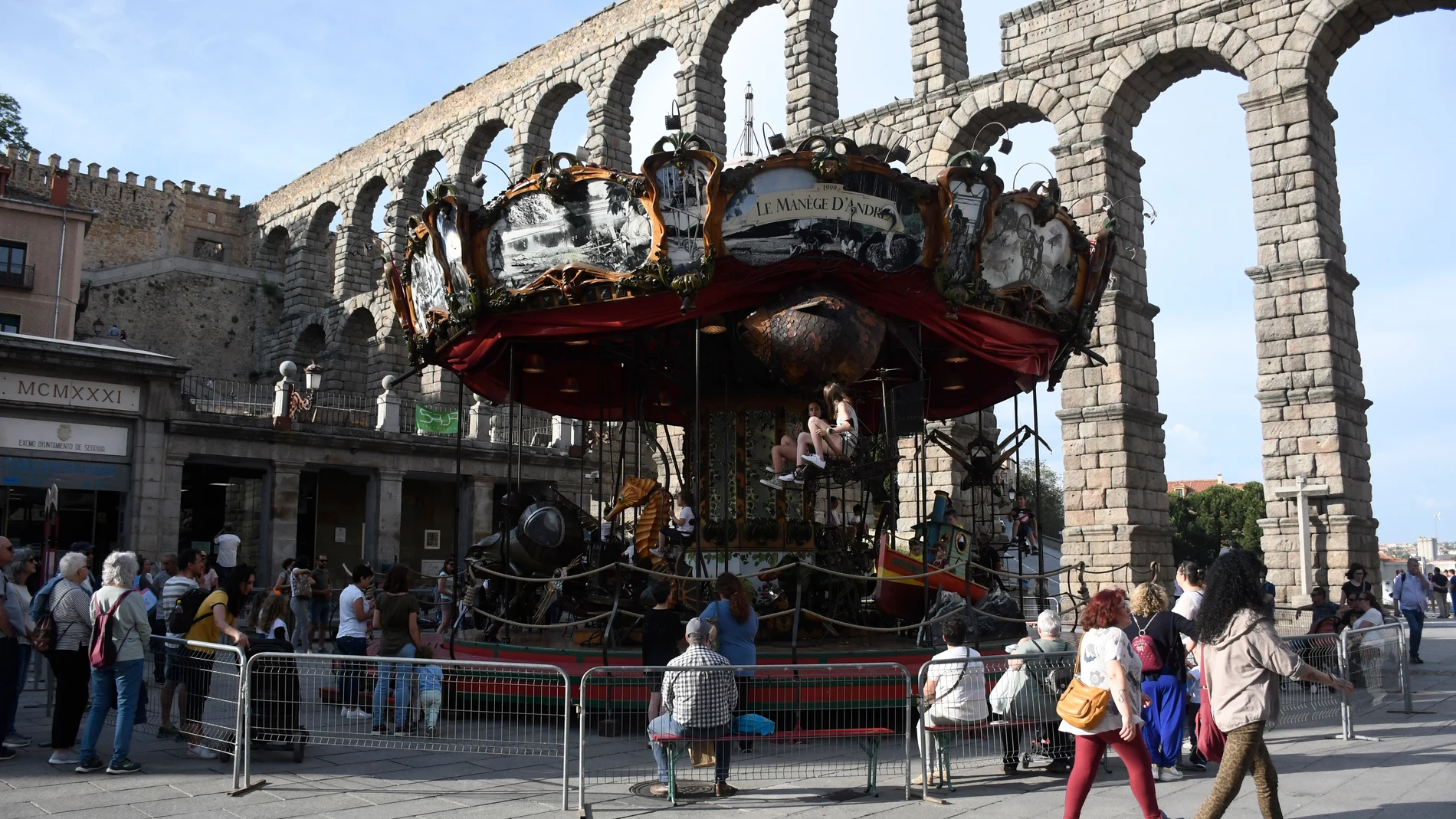 Carrusel a los pies del Acueducto de Segovia