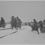 Soldados finlandeses cruzando la línea del ferrocarril a Múrmansk en 1941.