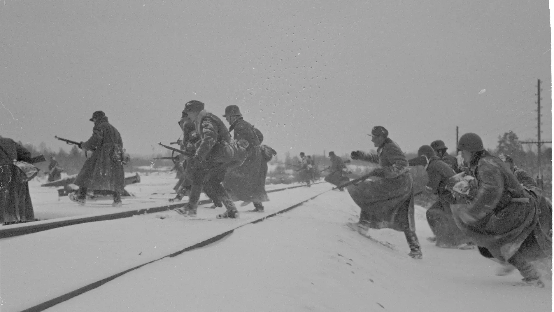 Soldados finlandeses cruzando la línea del ferrocarril a Múrmansk en 1941.