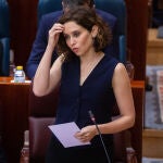 La presidenta de la Comunidad de Madrid, Isabel Díaz Ayuso, interviene durante un pleno en la Asamblea de Madrid