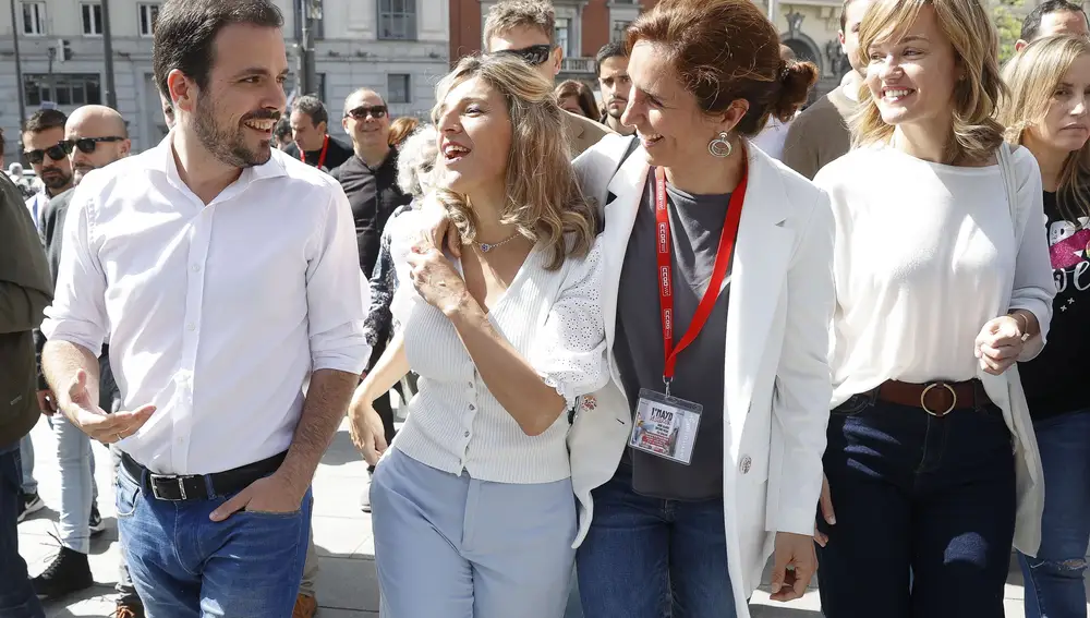 Yolanda Díaz junto al ministro Alberto Garzón y Mónica García atiende a los medios de comunicación antes de asistir a la manifestación del 1º de Mayo