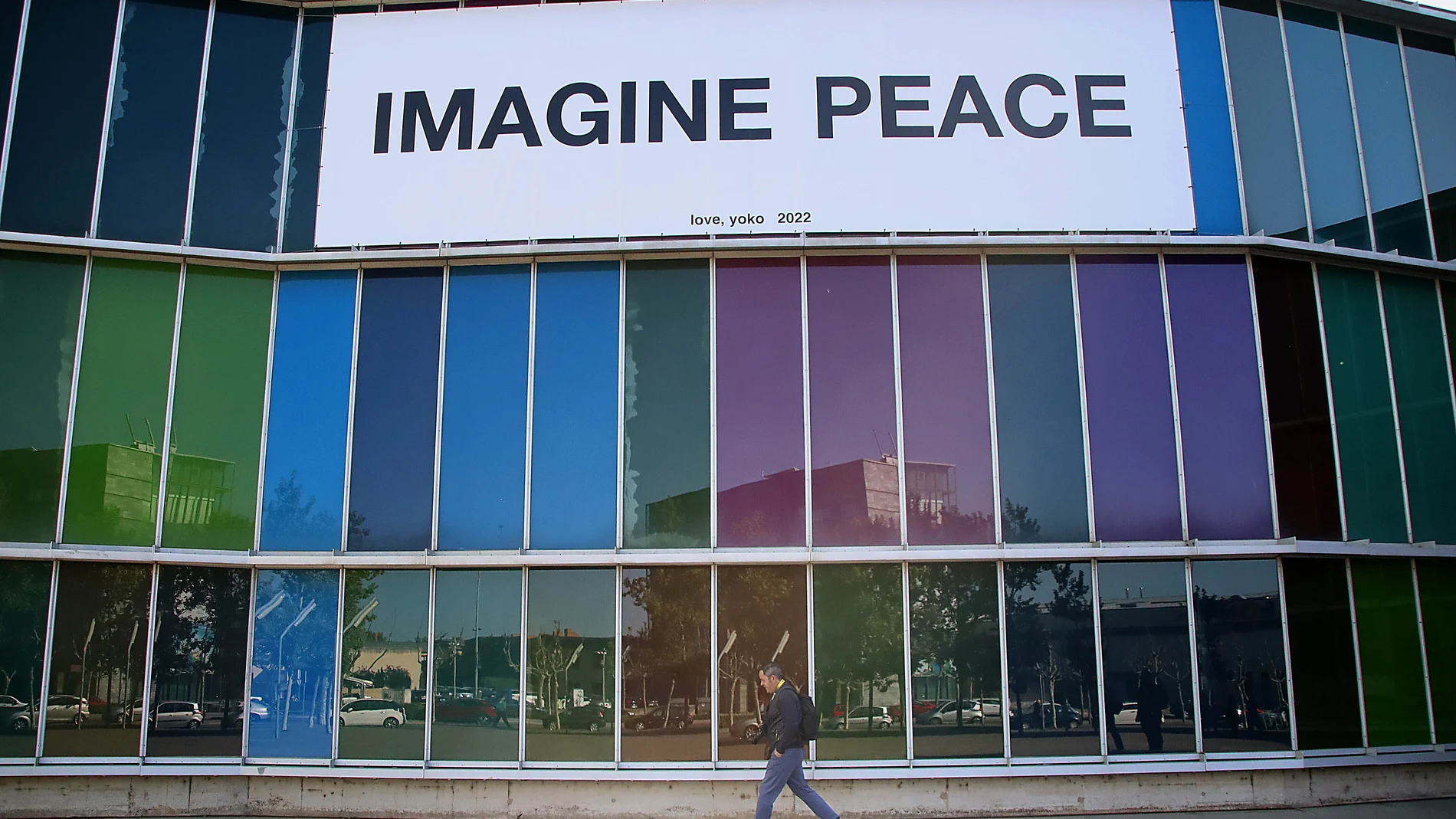 Intervención "Imagine Peace" de la artista Yoko Ono, en la fachada del MUSAC