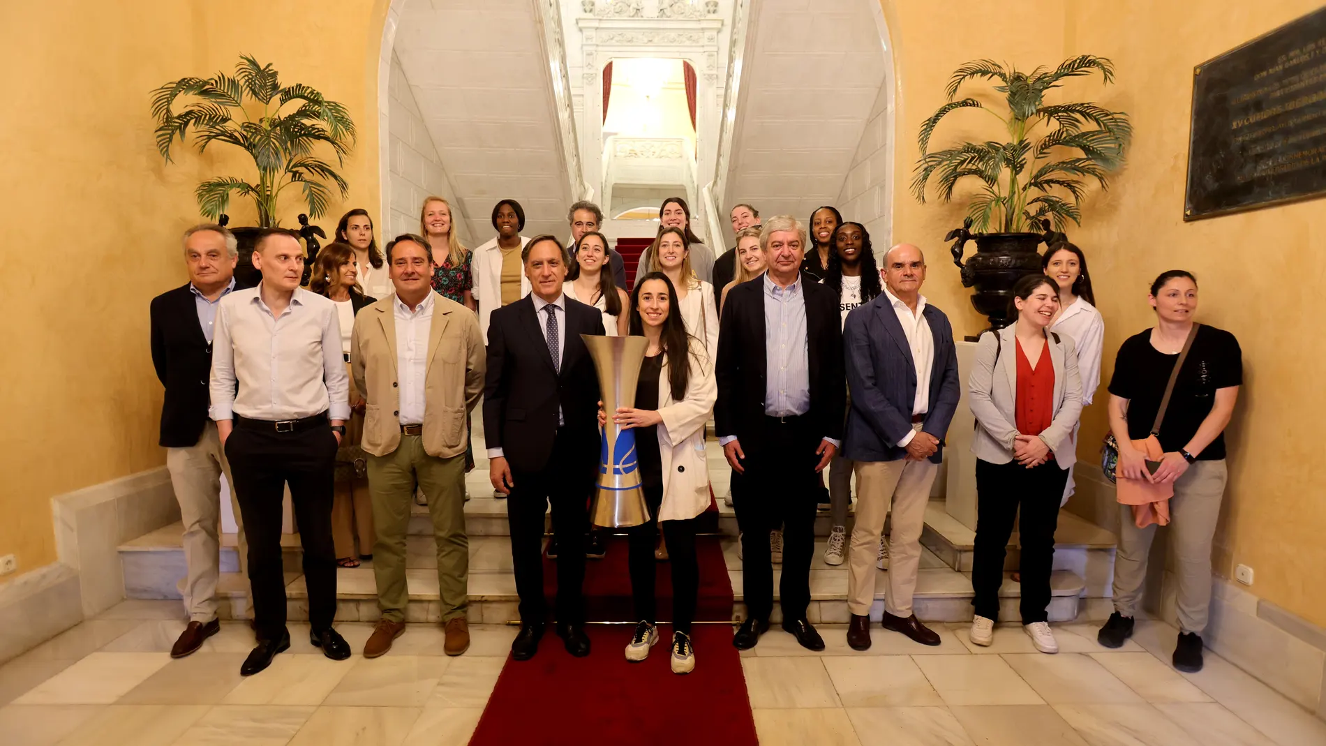 El alcalde de Salamanca, Carlos García Carbayo, recibe a las jugadoras de Perfumerías Avenida, campeonas de Liga