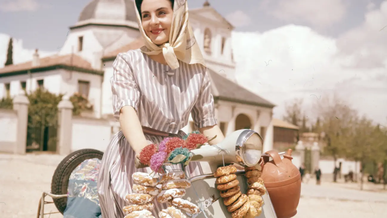 Madrileña en vespa y con botijos junto a la Ermita de San Isidro en 1959. Martín Santos Yubero.