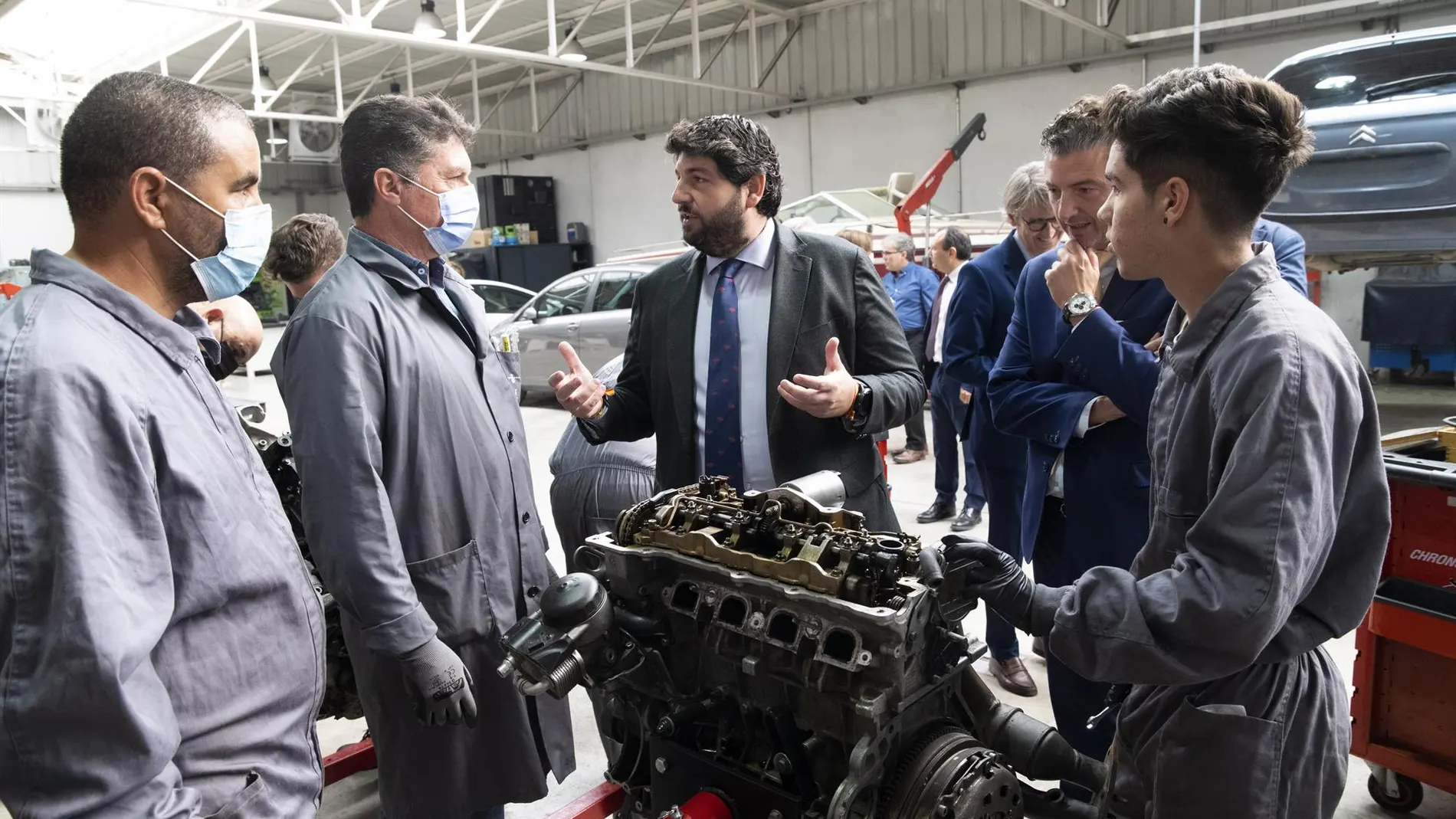 El presidente de la Comunidad, Fernando López Miras, visita los talleres de automoción de FREMM