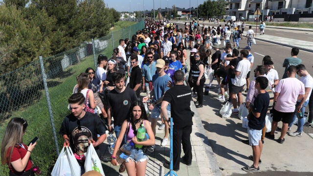 Miles de jóvenes de toda la Comunidad y algunos llegados de otras autonomías en la macrofiesta universitaria de la ITA, que se celebra en el Parque Ribera Sur de Palencia