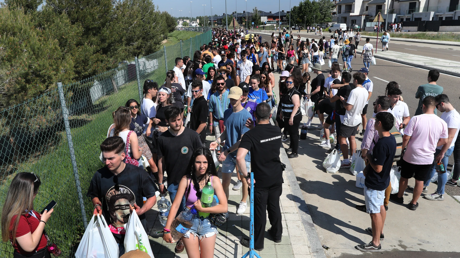 Miles de jóvenes de toda la Comunidad y algunos llegados de otras autonomías en la macrofiesta universitaria de la ITA, que se celebra en el Parque Ribera Sur de Palencia