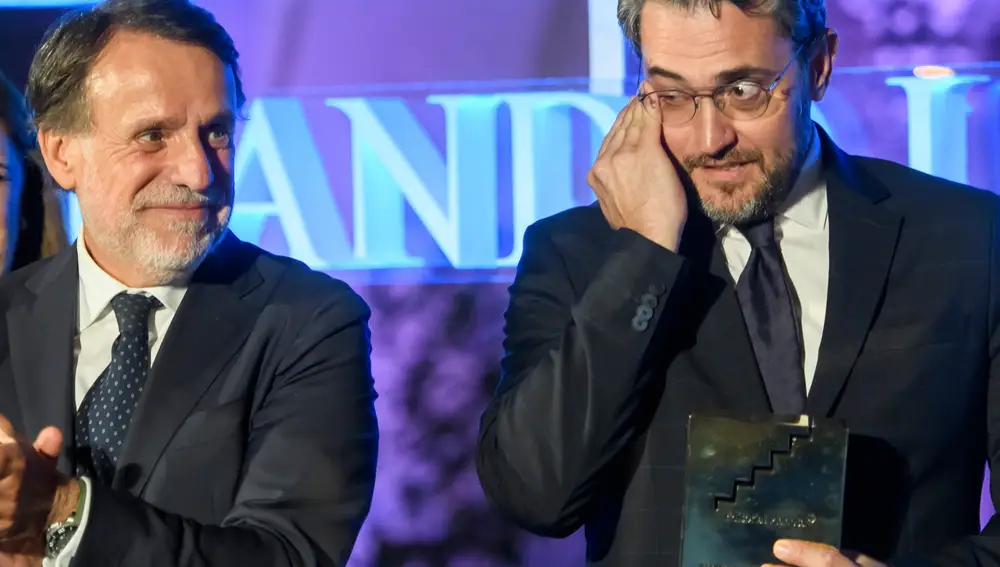 El escritor Máximo Huerta, acompañado por José Creuheras, tras recibir el Premio Fernando Lara de Novela