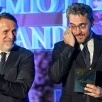 El escritor Máximo Huerta, acompañado por José Creuheras, tras recibir el Premio Fernando Lara de Novela
